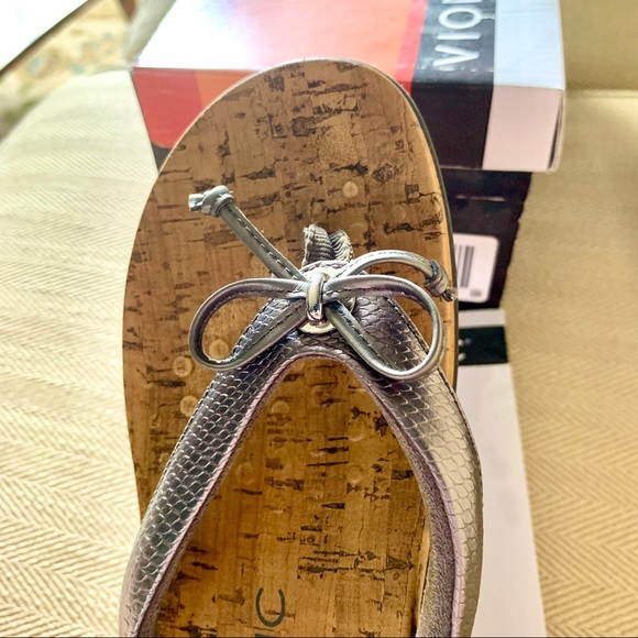 VIONIC “Cassie” Pewter Snake Silver Color Sandals with Bow, Barely Worn, Size 6 - Picture 7 of 14